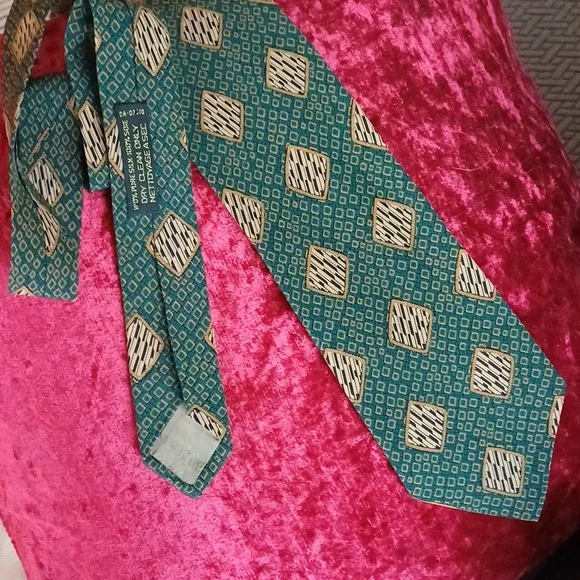 🔥🔥🔥GIORGIO ARMANI 100% silk logo Holiday green tie italy - Picture 11 of 11